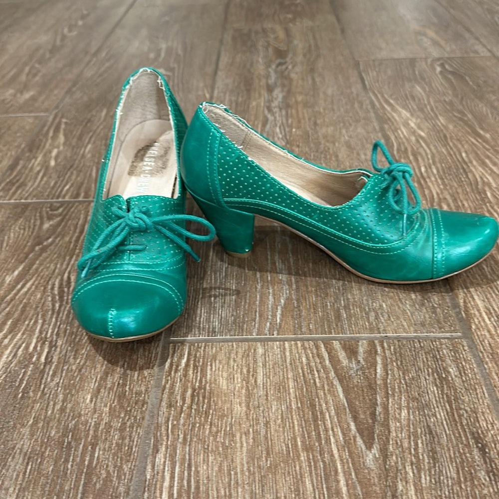 Chelsea Crew Green heels 6.5